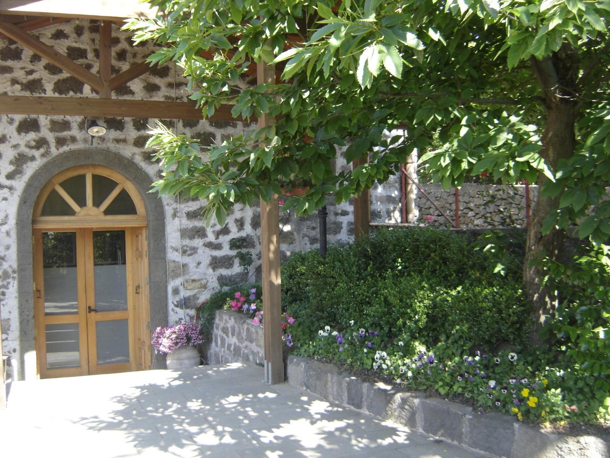 Ai Vecchi Crateri Hostal SantʼAlfio Exterior foto